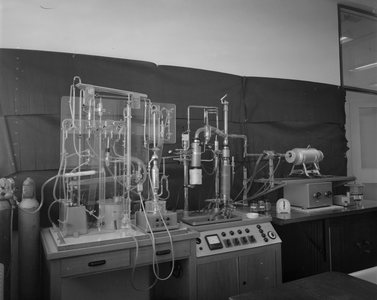 821231 Afbeelding van het apparaat voor de bepaling van gassen in staal in het Chemisch Laboratorium van de N.V. ...
